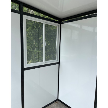 Finestra scorrevole bianca per casetta con telaio nero e pannelli antracite - Everbox